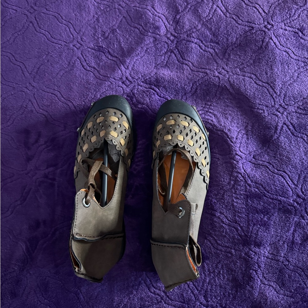 Women’s cut out loafers in tan—5.5